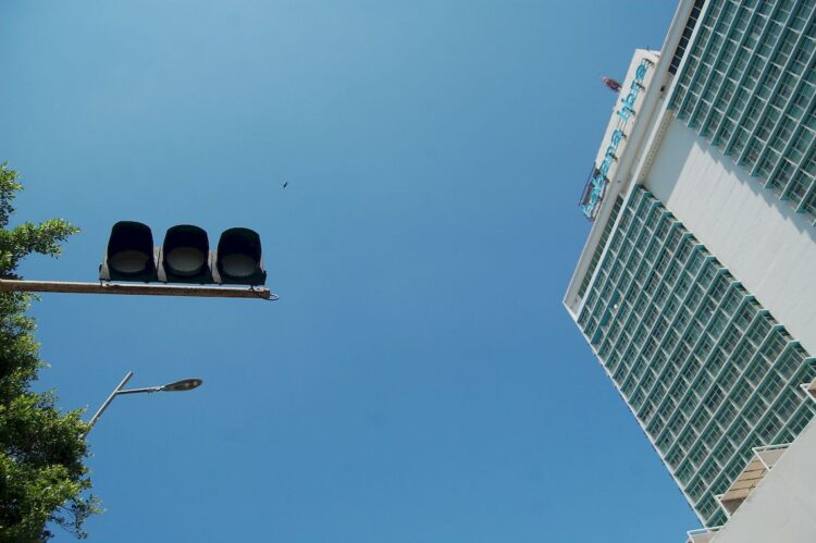 El semáforo de L y 25 durante un apagón en el corazón de La Rampa. Foto: AMD.