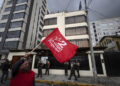 Un hombre agita una bandera durante una manifestación frente a la Embajada de Cuba en Ecuador este jueves. Foto: EFE/ José Jácome.