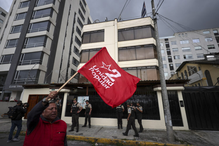 Un hombre agita una bandera durante una manifestación frente a la Embajada de Cuba en Ecuador este jueves. Foto: EFE/ José Jácome.