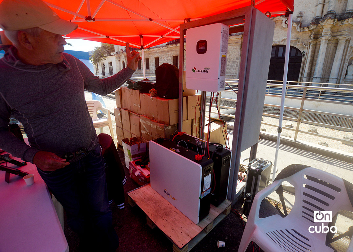 Utilización de baterías solares para reducir el consumo eléctrico durante la IV Feria de Desarrollo Local en La Habana Vieja. Foto: Otmaro Rodríguez.