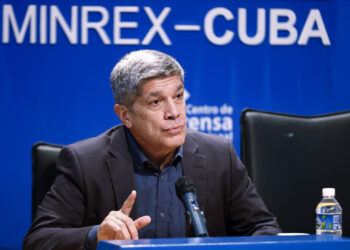El viceministro de Asuntos Exteriores de Cuba, Carlos Fernández de Cossío, durante una rueda de prensa este viernes, en La Habana. Foto: EFE/ Ernesto Mastrascusa.