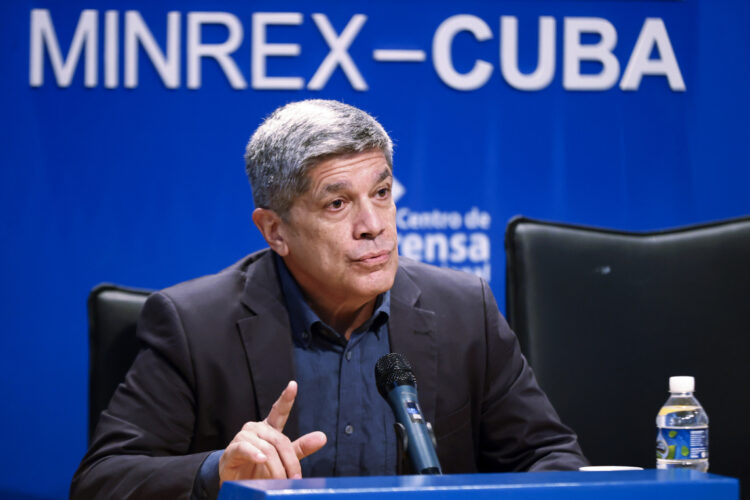 El viceministro de Asuntos Exteriores de Cuba, Carlos Fernández de Cossío, durante una rueda de prensa este viernes, en La Habana. Foto: EFE/ Ernesto Mastrascusa.