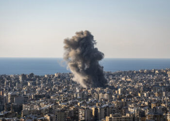 Una columna de humo se eleva tras ataques israelíes en el suburbio sur de Dahye en Beirut, Líbano, este pasado lunes. Foto: Edgar Gutiérrez/EFE.