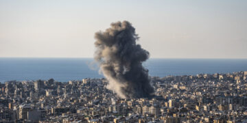 Una columna de humo se eleva tras ataques israelíes en el suburbio sur de Dahye en Beirut, Líbano, este pasado lunes. Foto: Edgar Gutiérrez/EFE.