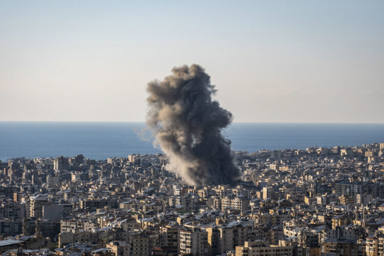 Una columna de humo se eleva tras ataques israelíes en el suburbio sur de Dahye en Beirut, Líbano, este pasado lunes. Foto: Edgar Gutiérrez/EFE.