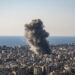 Una columna de humo se eleva tras ataques israelíes en el suburbio sur de Dahye en Beirut, Líbano, este pasado lunes. Foto: Edgar Gutiérrez/EFE.