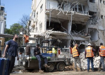 Irán lanzó la madrugada de este martes hasta seis andanadas de misiles contra Israel. En la imagen, daños ocasionados en edificios en Tel Aviv. Foto: EFE/Magda Gibelli