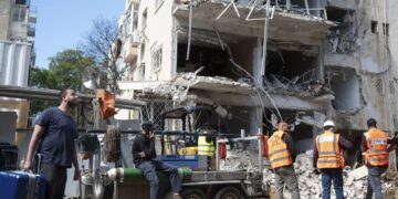 Irán lanzó la madrugada de este martes hasta seis andanadas de misiles contra Israel. En la imagen, daños ocasionados en edificios en Tel Aviv. Foto: EFE/Magda Gibelli