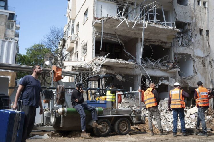 Irán lanzó la madrugada de este martes hasta seis andanadas de misiles contra Israel. En la imagen, daños ocasionados en edificios en Tel Aviv. Foto: EFE/Magda Gibelli