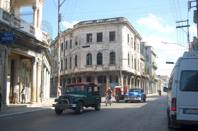 Intersección de las calzadas de Luyanó, izq, y 10 de octubre, der. Foto: AMD