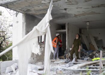 Un misil de racimo impactó este miércoles en la localidad de Ramat Gan, centro de Israel, el segundo de este tipo que impacta en la ciudad en menos de 24 horas.Foto: EFE/ Magda Gibelli