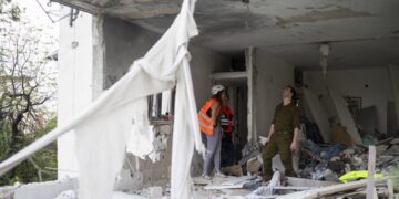 Un misil de racimo impactó este miércoles en la localidad de Ramat Gan, centro de Israel, el segundo de este tipo que impacta en la ciudad en menos de 24 horas.Foto:  EFE/ Magda Gibelli