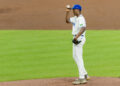 Joseph Contreras sostiene durante un partido del Clásico Mundial de Béisbol entre Estados Unidos y Brasil en el estadio Daikin Park, en Houston. Foto:  Carlos Ramírez/EFE.