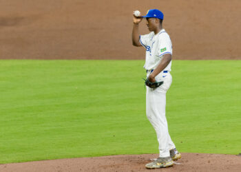 Joseph Contreras sostiene durante un partido del Clásico Mundial de Béisbol entre Estados Unidos y Brasil en el estadio Daikin Park, en Houston. Foto:  Carlos Ramírez/EFE.