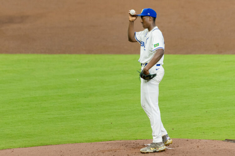 Joseph Contreras sostiene durante un partido del Clásico Mundial de Béisbol entre Estados Unidos y Brasil en el estadio Daikin Park, en Houston. Foto:  Carlos Ramírez/EFE.