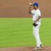 Joseph Contreras sostiene durante un partido del Clásico Mundial de Béisbol entre Estados Unidos y Brasil en el estadio Daikin Park, en Houston. Foto:  Carlos Ramírez/EFE.