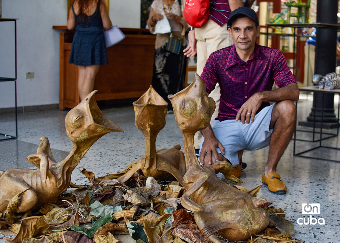 Primer Premio del Salón Nacional de Papier Maché a Leonardo Castillo por la obra "Ley de gravedad". Foto: Otmaro Rodríguez.