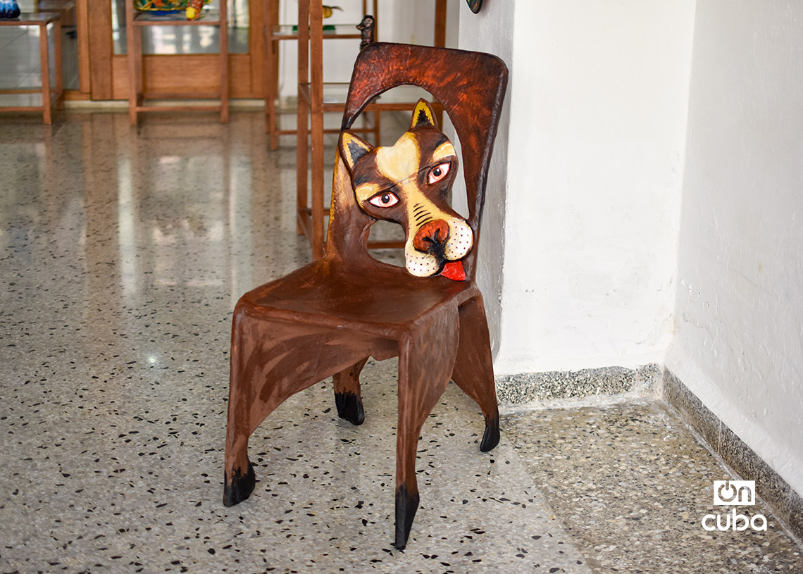 Exposición de obras de papel maché dedicada a las mascotas y otros animales, en la Galería Manos, de La Habana Vieja. Foto: Otmaro Rodríguez.