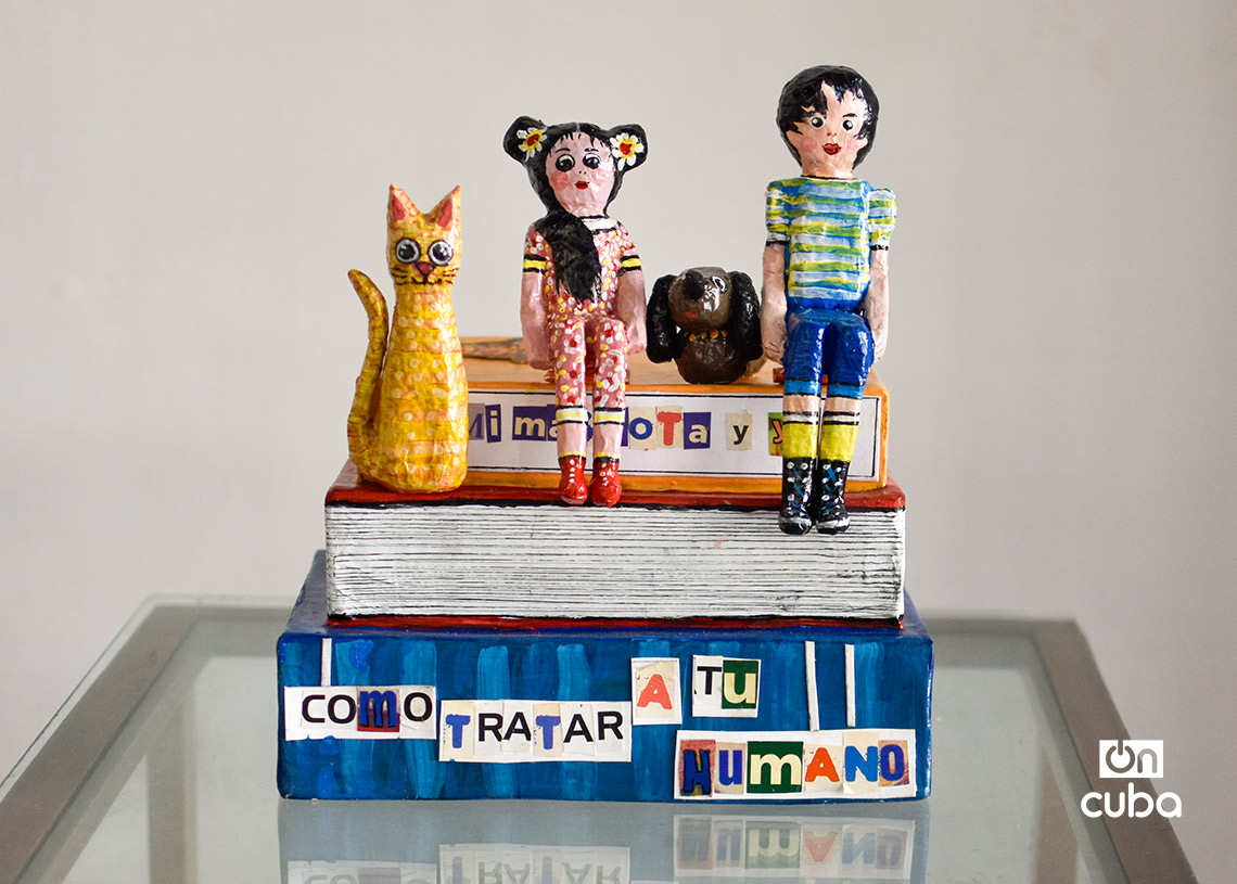 Exposición de obras de papel maché dedicada a las mascotas y otros animales, en la Galería Manos, de La Habana Vieja. Foto: Otmaro Rodríguez.