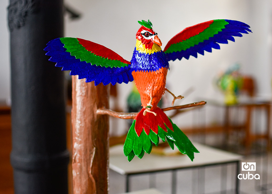 Exposición de obras de papel maché dedicada a las mascotas y otros animales, en la Galería Manos, de La Habana Vieja. Foto: Otmaro Rodríguez.