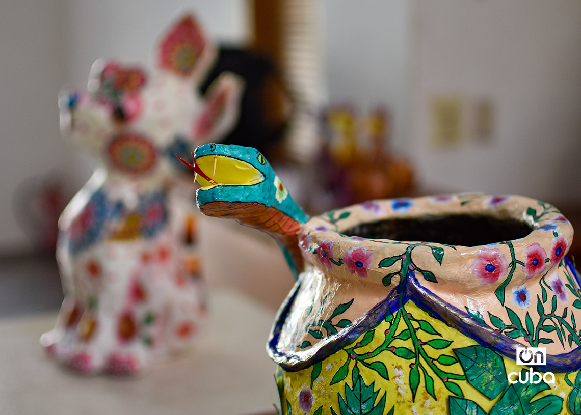 Exposición de obras de papel maché dedicada a las mascotas y otros animales, en la Galería Manos, de La Habana Vieja. Foto: Otmaro Rodríguez.