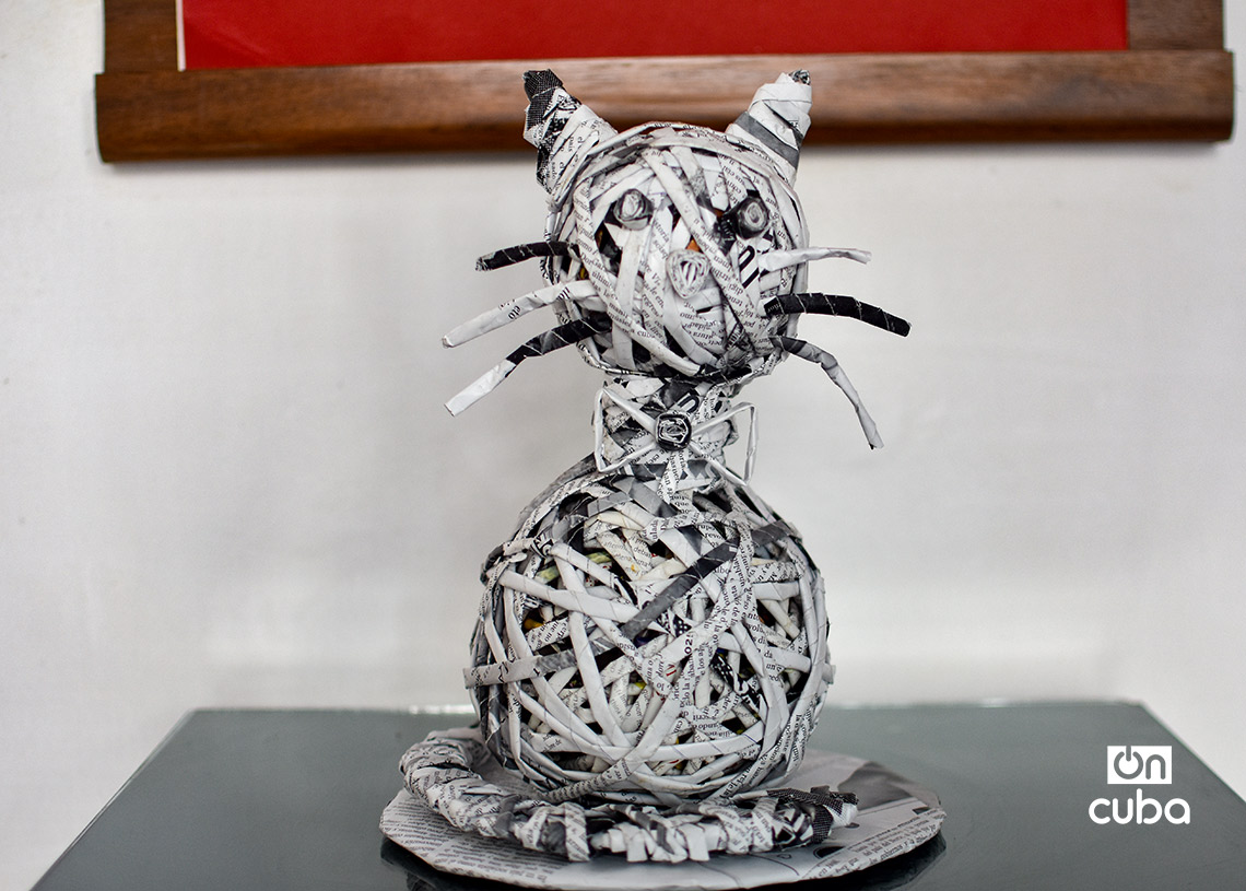 Exposición de obras de papel maché dedicada a las mascotas y otros animales, en la Galería Manos, de La Habana Vieja. Foto: Otmaro Rodríguez.