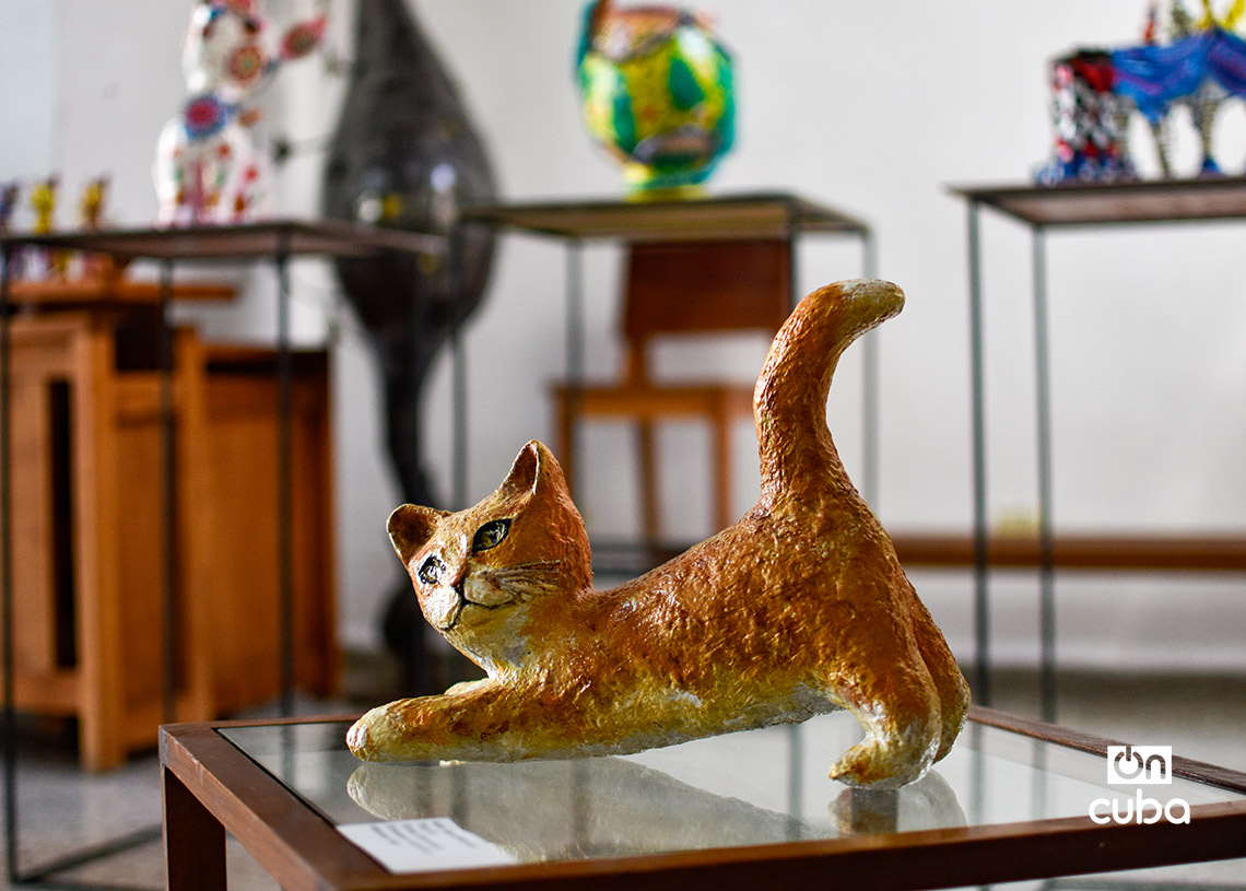 Exposición de obras de papel maché dedicada a las mascotas y otros animales, en la Galería Manos, de La Habana Vieja. Foto: Otmaro Rodríguez.