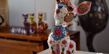 Exposición de obras de papel maché dedicada a las mascotas y otros animales, en la Galería Manos, de La Habana Vieja. Foto: Otmaro Rodríguez.