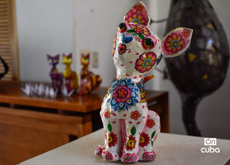 Exposición de obras de papel maché dedicada a las mascotas y otros animales, en la Galería Manos, de La Habana Vieja. Foto: Otmaro Rodríguez.