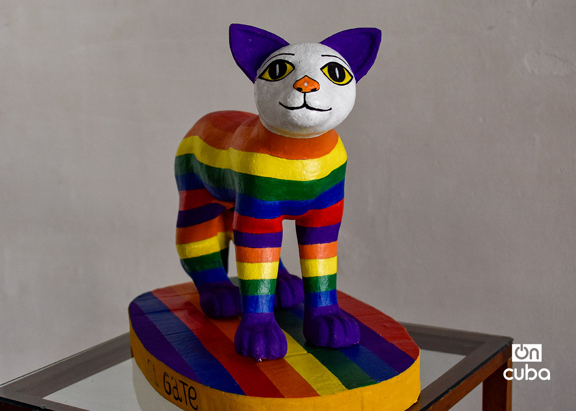 Exposición de obras de papel maché dedicada a las mascotas y otros animales, en la Galería Manos, de La Habana Vieja. Foto: Otmaro Rodríguez.