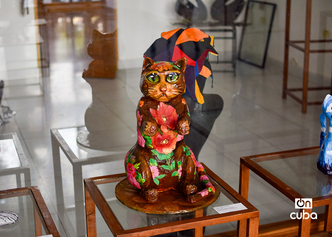 Exposición de obras de papel maché dedicada a las mascotas y otros animales, en la Galería Manos, de La Habana Vieja. Foto: Otmaro Rodríguez.