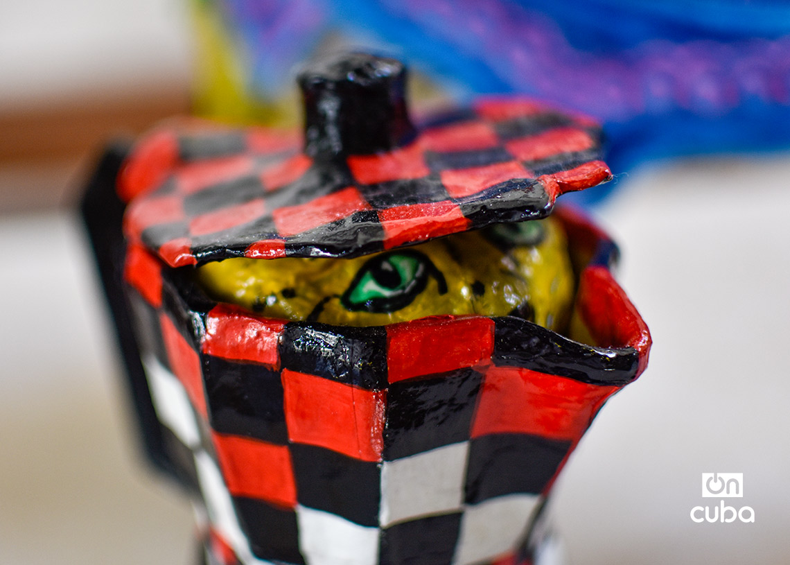 Exposición de obras de papel maché dedicada a las mascotas y otros animales, en la Galería Manos, de La Habana Vieja. Foto: Otmaro Rodríguez.