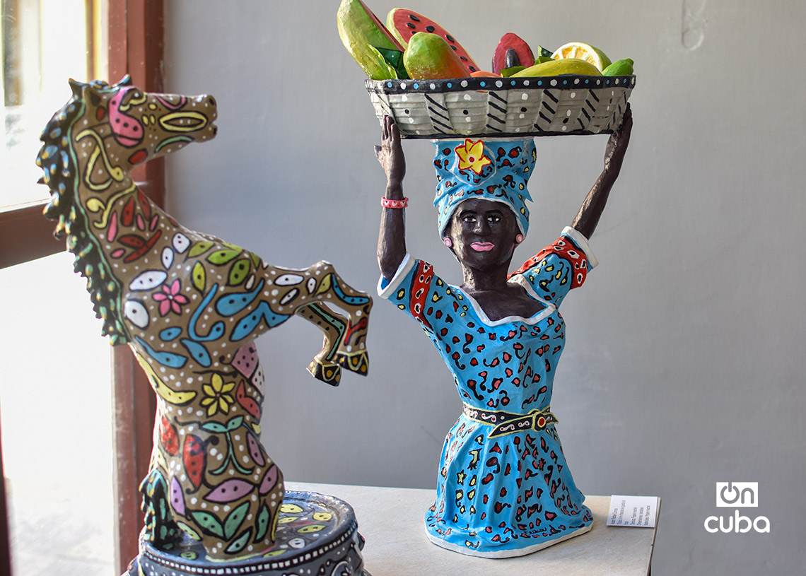 Exposición de obras de papel maché dedicada a las mascotas y otros animales, en la Galería Manos, de La Habana Vieja. Foto: Otmaro Rodríguez.