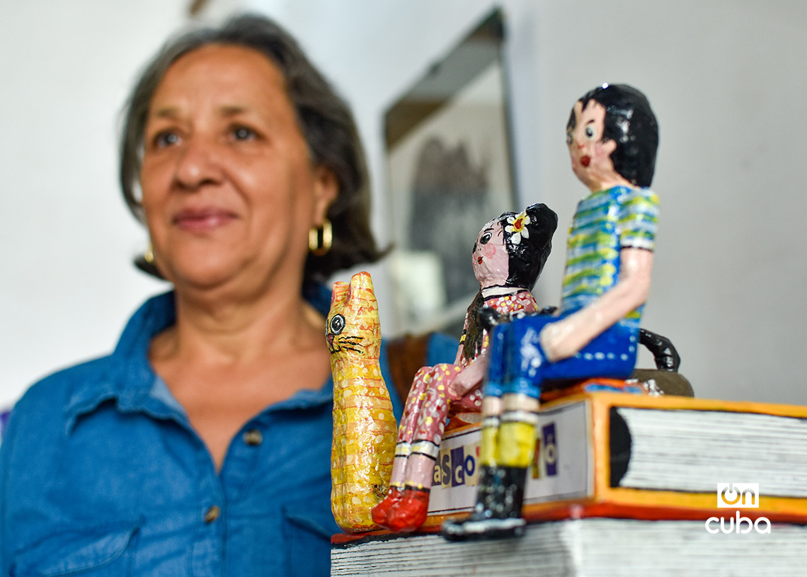 Exposición de obras de papel maché dedicada a las mascotas y otros animales, en la Galería Manos, de La Habana Vieja. Foto: Otmaro Rodríguez.