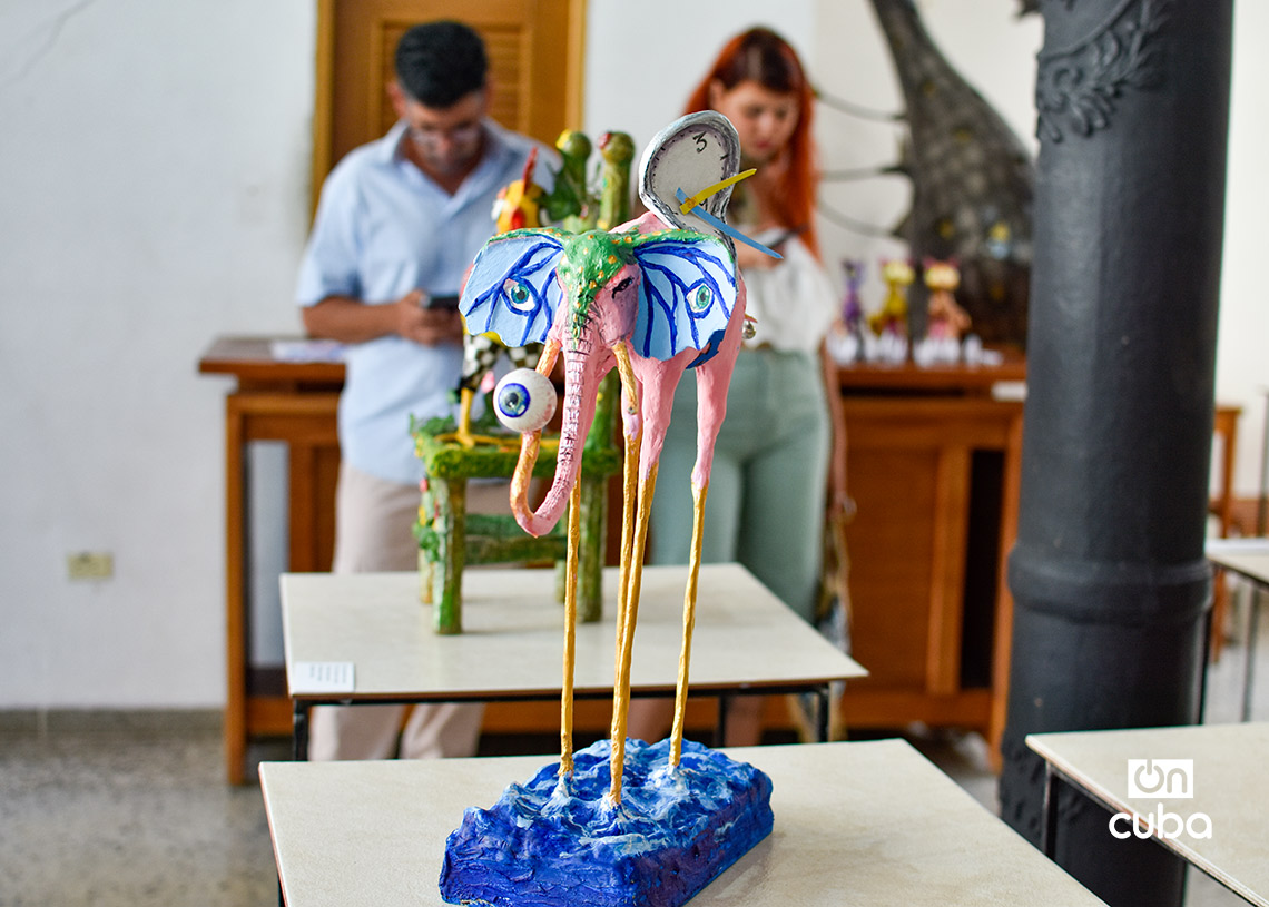 Exposición de obras de papel maché dedicada a las mascotas y otros animales, en la Galería Manos, de La Habana Vieja. Foto: Otmaro Rodríguez.