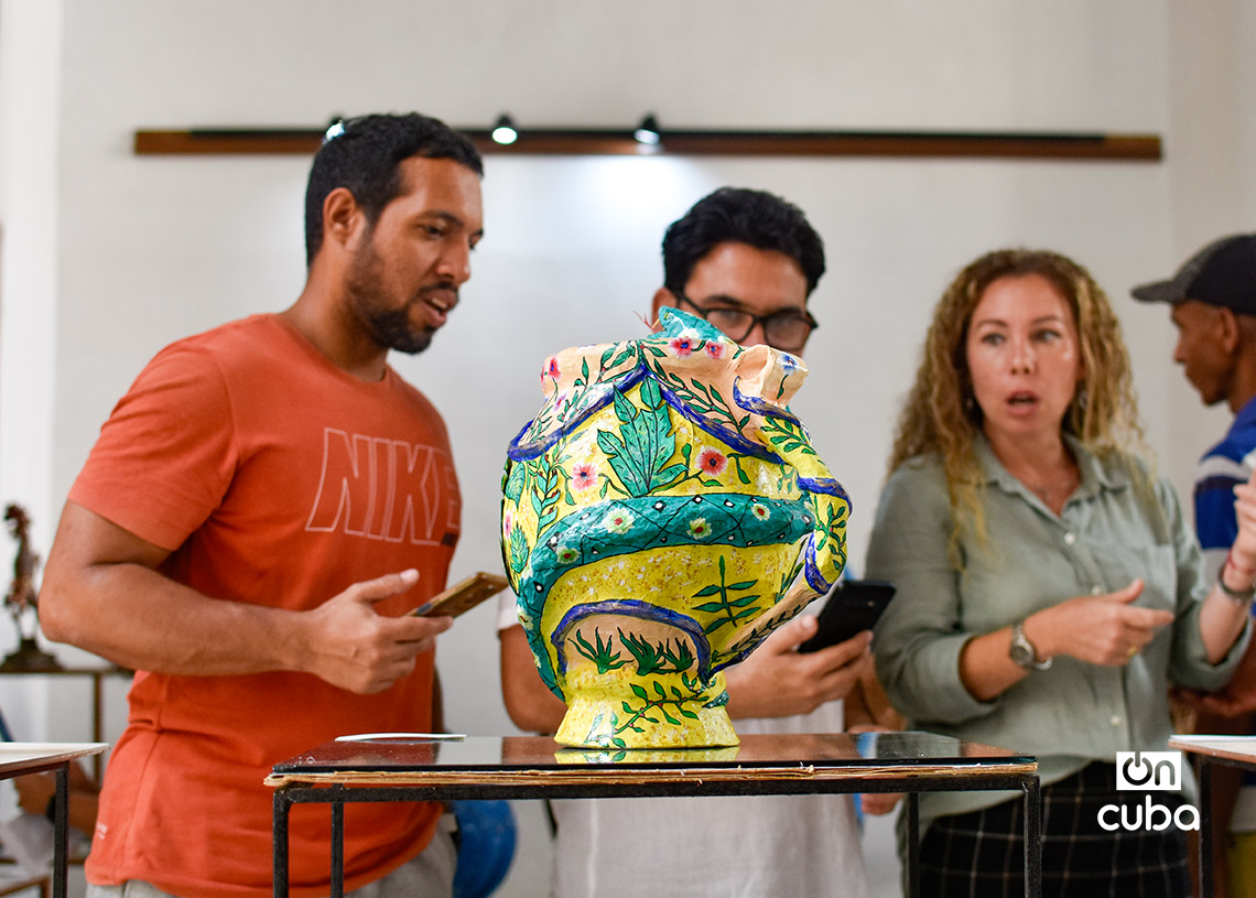 Exposición de obras de papel maché dedicada a las mascotas y otros animales, en la Galería Manos, de La Habana Vieja. Foto: Otmaro Rodríguez.