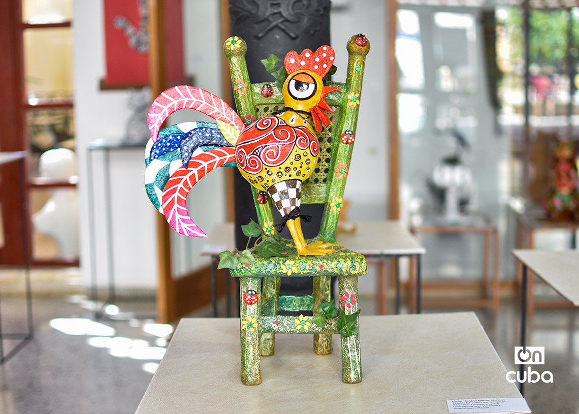 Exposición de obras de papel maché dedicada a las mascotas y otros animales, en la Galería Manos, de La Habana Vieja. Foto: Otmaro Rodríguez.