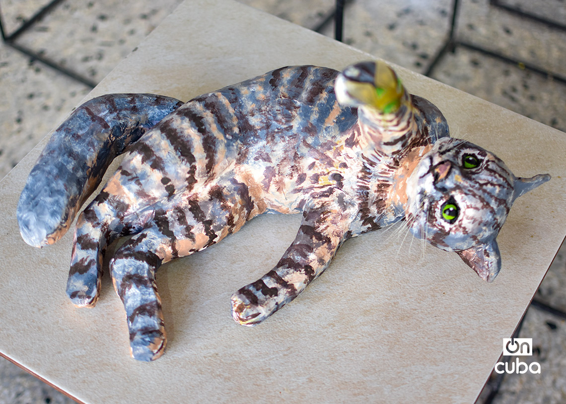 Exposición de obras de papel maché dedicada a las mascotas y otros animales, en la Galería Manos, de La Habana Vieja. Foto: Otmaro Rodríguez.
