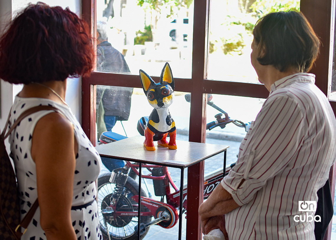Exposición de obras de papel maché dedicada a las mascotas y otros animales, en la Galería Manos, de La Habana Vieja. Foto: Otmaro Rodríguez.