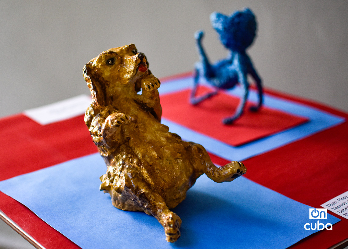 Exposición de obras de papel maché dedicada a las mascotas y otros animales, en la Galería Manos, de La Habana Vieja. Foto: Otmaro Rodríguez.