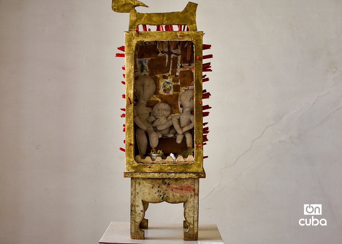 Exposición de obras de papel maché dedicada a las mascotas y otros animales, en la Galería Manos, de La Habana Vieja. Foto: Otmaro Rodríguez.