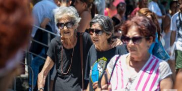 Lina de Feria junto a su hermana Dulma en una escena cotidiana en el Vedado habanero. Foto: Kaloian.