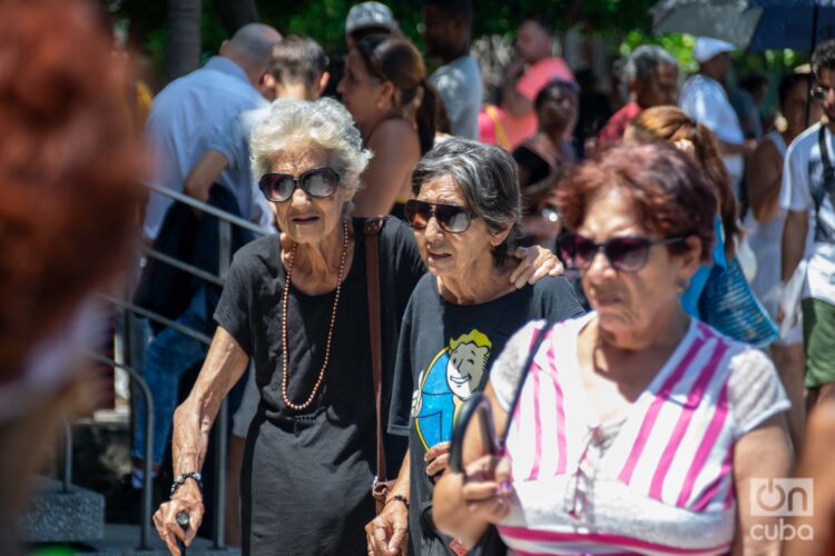 Lina de Feria junto a su hermana Dulma en una escena cotidiana en el Vedado habanero. Foto: Kaloian.