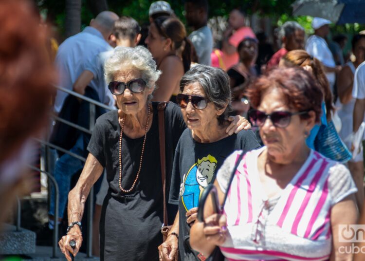 Lina de Feria junto a su hermana Dulma en una escena cotidiana en el Vedado habanero. Foto: Kaloian.