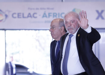 El presidente de Brasil, Luis Inácio Lula da Silva saluda junto al ministro de Relaciones Exteriores, Mauro Vieira, a su llegada al encuentro de los países de la Comunidad de Estados Latinoamericanos y Caribeños (Celac) y el Foro de Alto Nivel Celac-África este sábado, en Bogotá. Foto: EFE/ Mauricio Dueñas Castañeda.