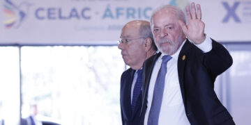 El presidente de Brasil, Luis Inácio Lula da Silva saluda junto al ministro de Relaciones Exteriores, Mauro Vieira, a su llegada al encuentro de los países de la Comunidad de Estados Latinoamericanos y Caribeños (Celac) y el Foro de Alto Nivel Celac-África este sábado, en Bogotá. Foto: EFE/ Mauricio Dueñas Castañeda.