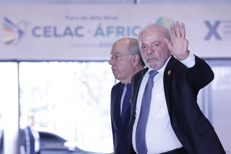 El presidente de Brasil, Luis Inácio Lula da Silva saluda junto al ministro de Relaciones Exteriores, Mauro Vieira, a su llegada al encuentro de los países de la Comunidad de Estados Latinoamericanos y Caribeños (Celac) y el Foro de Alto Nivel Celac-África este sábado, en Bogotá. Foto: EFE/ Mauricio Dueñas Castañeda.