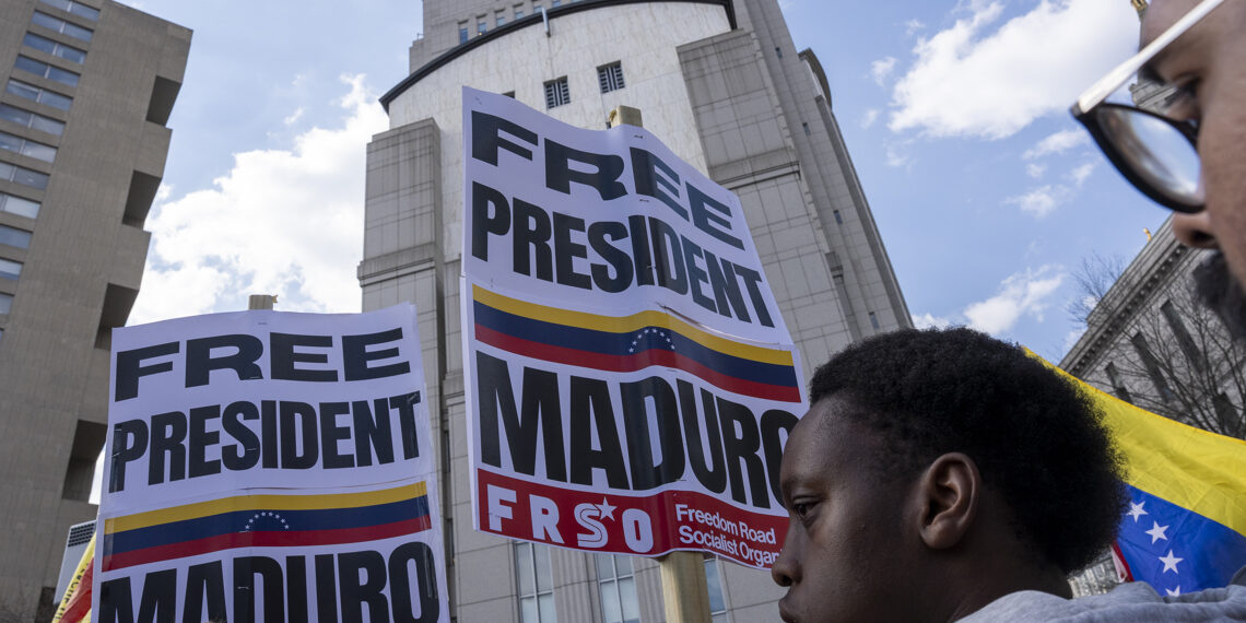 Personas sostienen carteles durante una manifestación este jueves, frente a la corte federal de Nueva York en la que tuvo lugar una audiencia del caso del depuesto presidente de Venezuela, Nicolás Maduro, y su esposa, Cilia Flores. Foto: Ángel Colmenares / EFE.