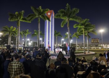 Miembros de la diáspora cubana el pasado 23 de febrero asistiero en Miami a una vigilia en conmemoración del 30 aniversario del derribo de los aviones de Hermanos al Rescate en 1996. Foto: EFE/EPA/CRISTOBAL HERRERA-ULASHKEVICH.