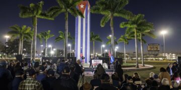 Miembros de la diáspora cubana el pasado 23 de febrero asistiero en Miami a una vigilia en conmemoración del 30 aniversario del derribo de los aviones de Hermanos al Rescate en 1996. Foto: EFE/EPA/CRISTOBAL HERRERA-ULASHKEVICH.